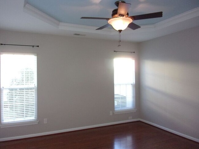 Building Photo - Spacious 3 Bedroom 2 1/2 Bath Townhome in ...