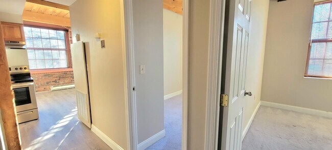 Building Photo - 2 Manchester St