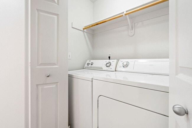 Building Photo - Beautiful Townhome in the Highly Desirable Oak Hills community!