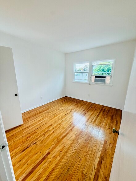 Building Photo - 8569 Rugby Dr