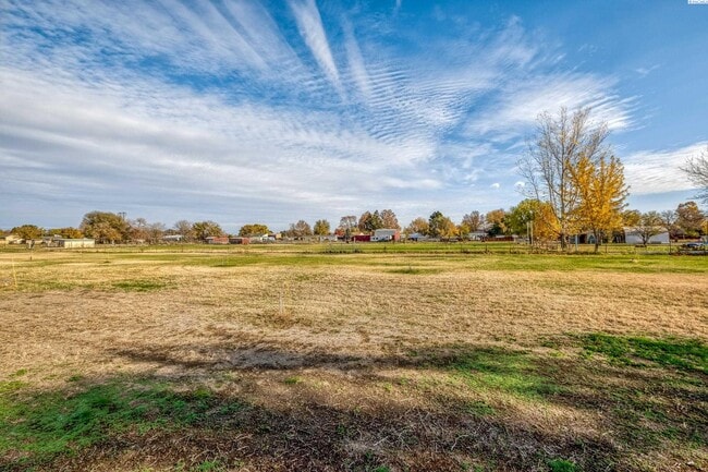 Building Photo - 2.24 Acres in Kennewick