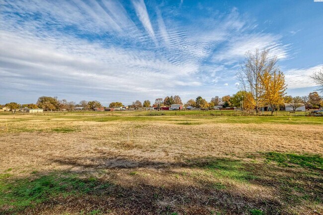 Building Photo - Large Shop w/Oversized Roll Up Doors and P...