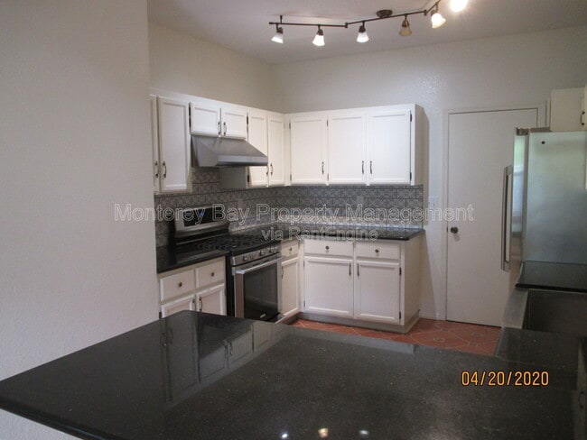 Building Photo - 61 Glen Lake Dr