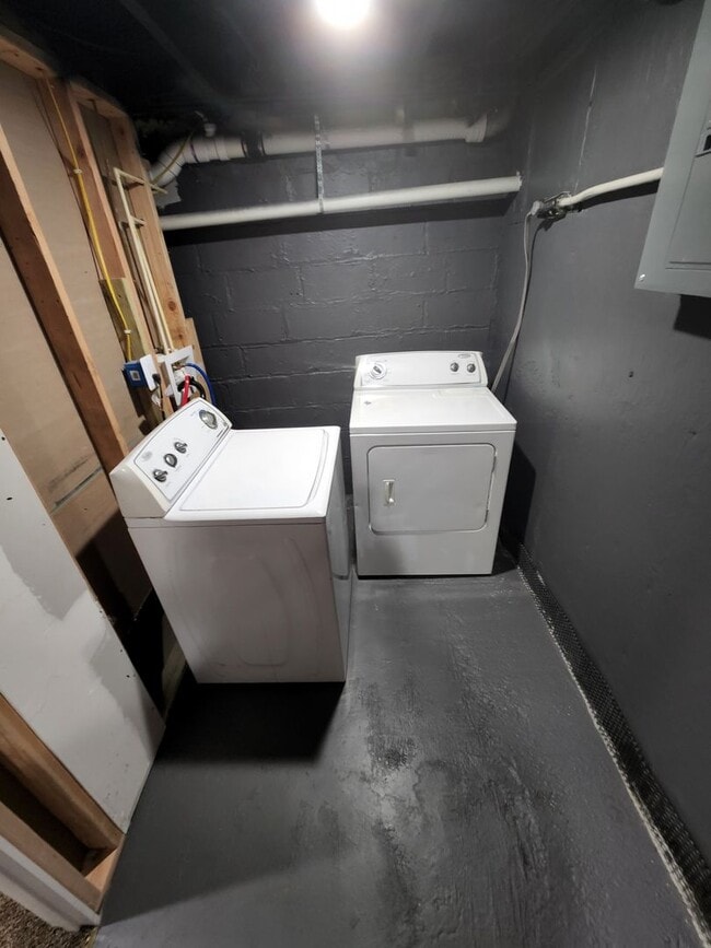 Building Photo - Beatuiful Two Bedroom Town Home