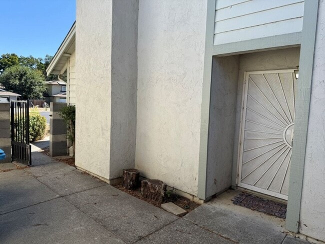 Building Photo - Updated 4 Bedroom 2.5 Bath Vacaville *Star...