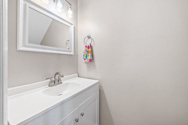 Building Photo - Beautifully updated 2-bed, 1.5 bath Condo in Winn Barr of Rock Hill!