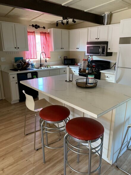 Island of kitchen - 16964 Millstone Dr