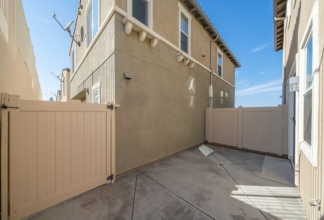 Building Photo - Gorgeous Lomita Townhome