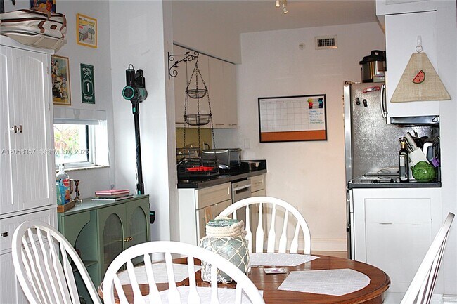 Building Photo - 1701 Sunset Harbour Dr