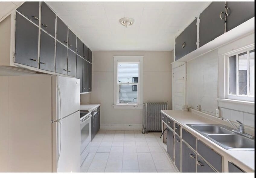 Building Photo - 824 9th St N