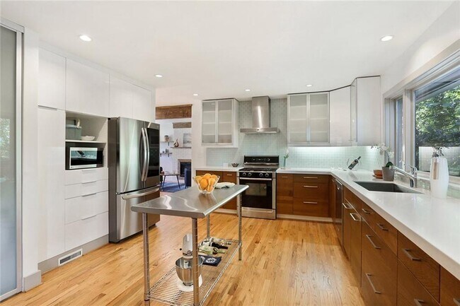 Building Photo - 1995 Commodore Ln