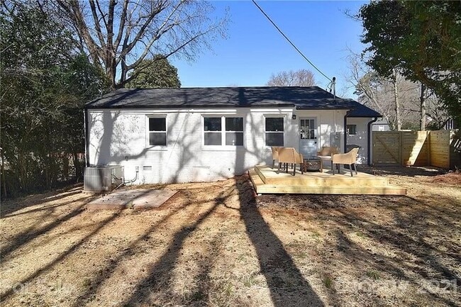 Building Photo - Remodeled 3 bed, 2 bath home in Plaza-Shamrock!