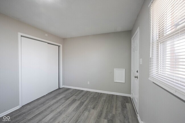 Building Photo - 570 US-52