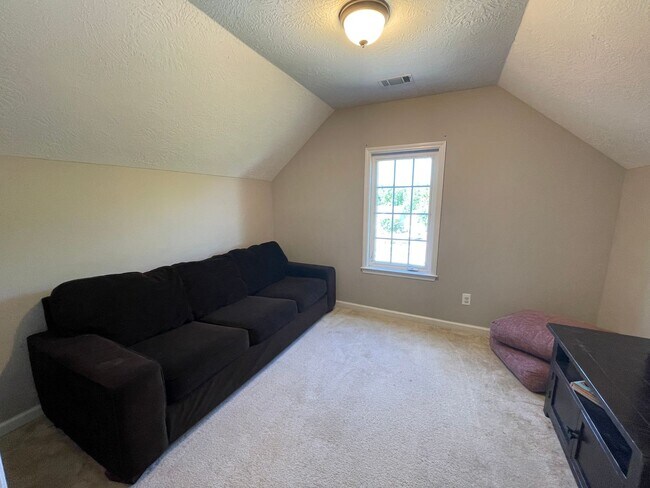 Building Photo - Charming 4 bedroom/2.5 bathroom in Tudor Branch!
