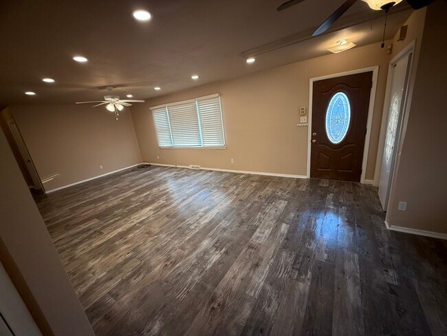 Building Photo - 722 W Park Ave