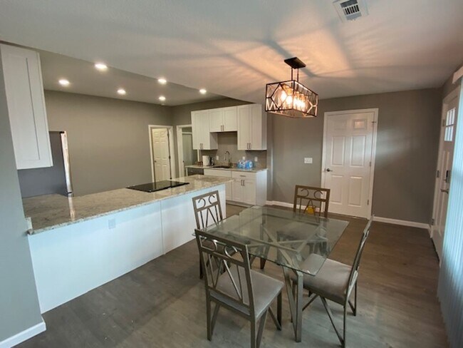 Building Photo - Adorable 3 Bedroom Home in Downtown Bentonville!