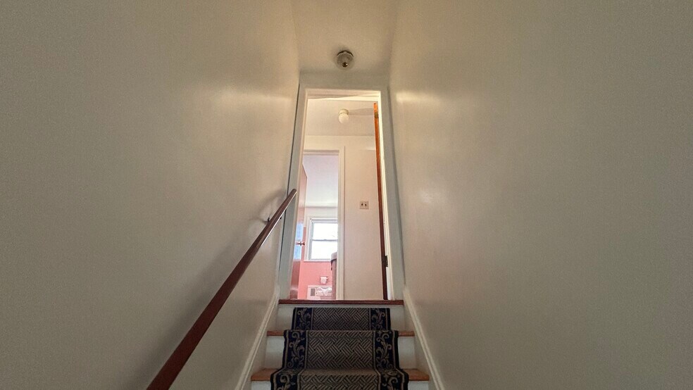 Front door entrance - 870 Louisa St