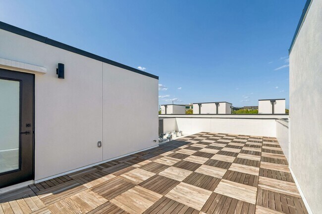 Building Photo - New Construction Townhome For Lease downtown Tampa, Ybor City, Gas Worx