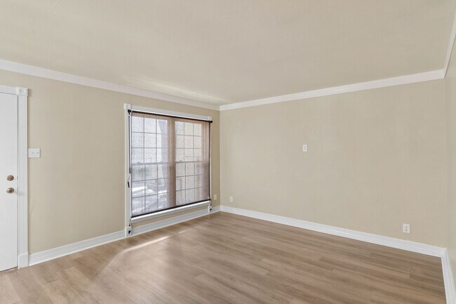 Building Photo - 8702 Village Dr