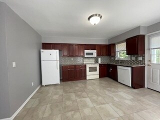 Renovated fully app kit - 184-1 Robert Treat Dr