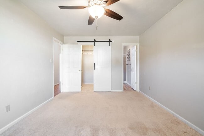 Building Photo - Beautiful 3 bedroom 2 bath house w/attached garage.