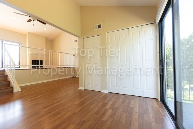 Building Photo - Beautiful 2 bed, 2.5 bath, 1373 sqft Townh...