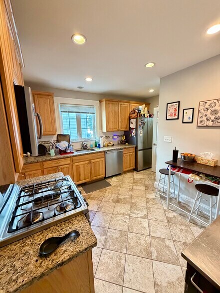 Building Photo - 70 Thorndike St
