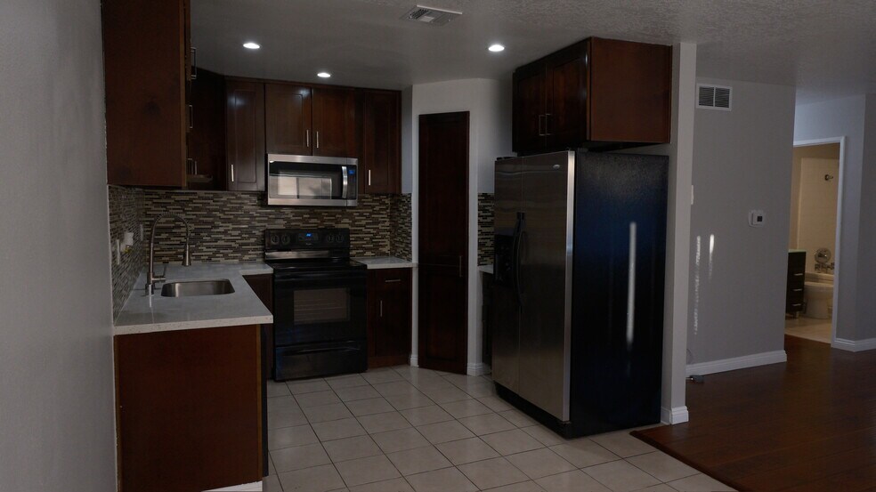 Building Photo - 18555 Collins St