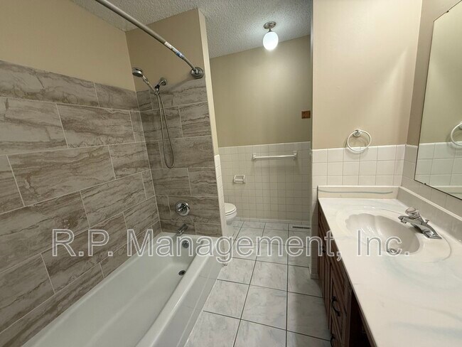Building Photo - 555 Lake Cove Ct