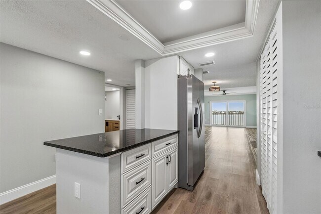 Building Photo - 7050 Sunset Dr S