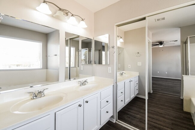 Building Photo - 790 E Saragosa St