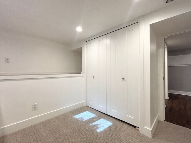 Building Photo - Stunning Remodel Near 9th & 9th!
