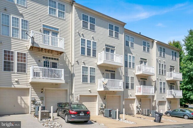 Building Photo - 2460 Eastbourne Dr