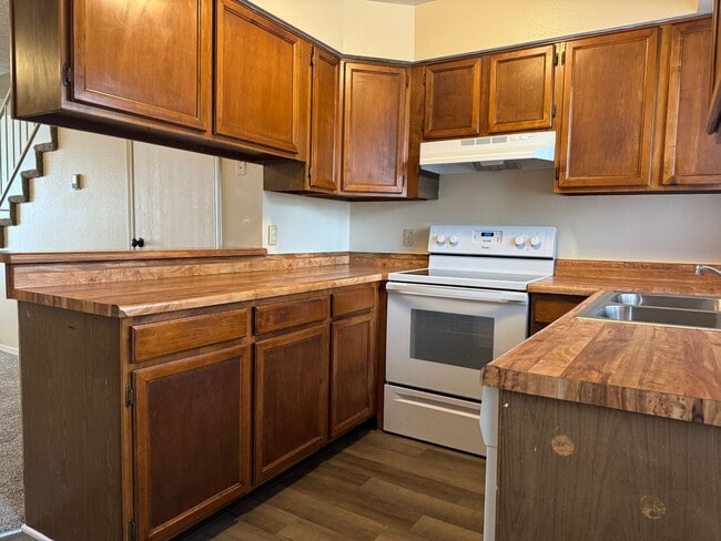 Building Photo - ADORABLE TOWNHOME