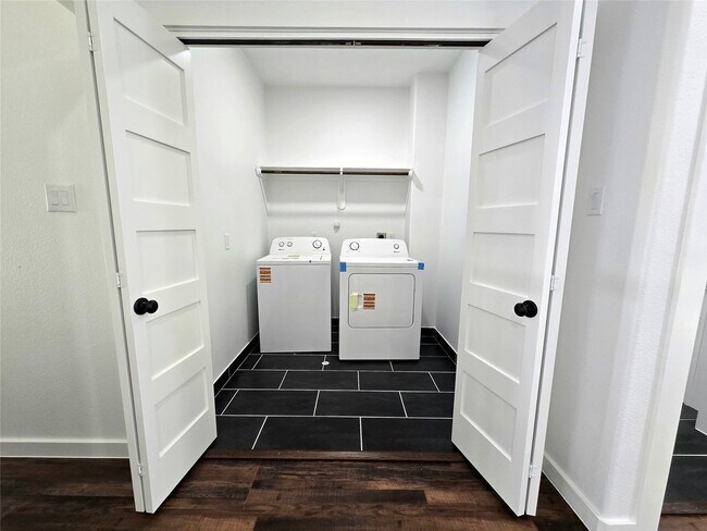 Building Photo - 14811 Wallach Dr