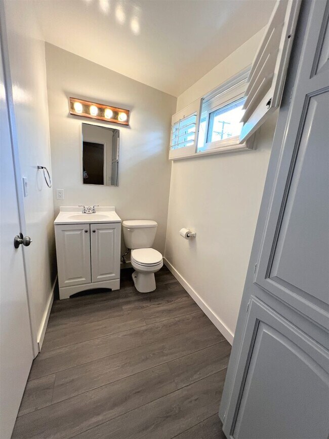 Building Photo - Gorgeous 3 Bedroom 1.5 Bath Home located i...