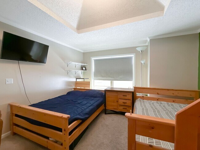 Building Photo - On Bus Route! 2bed/2.5 Bath, Sunny Town House!