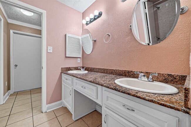 Building Photo - 15815 Thistledew Dr