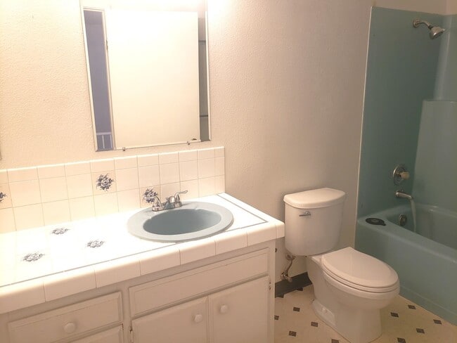 Building Photo - Charming Townhouse! Water Sewer and Garbage Included!