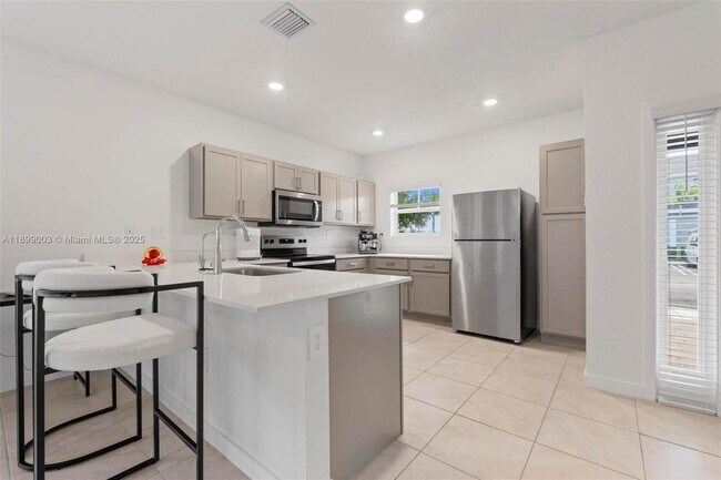 Building Photo - 377 E Palm Dr