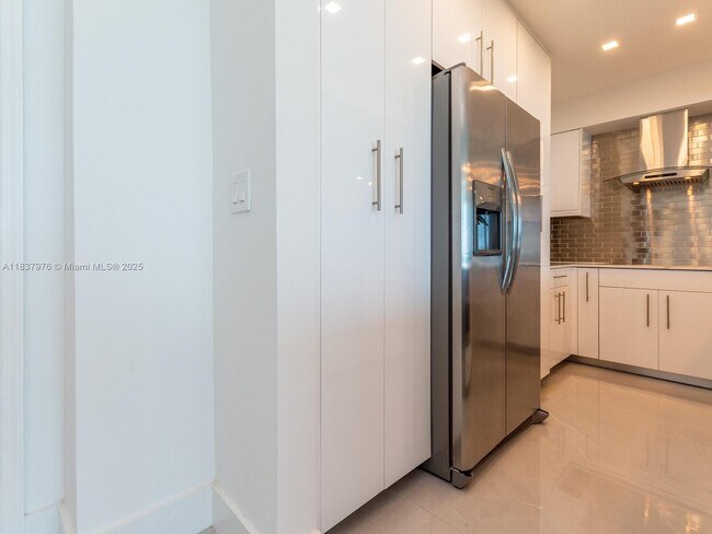 Building Photo - 2501 S Ocean Dr