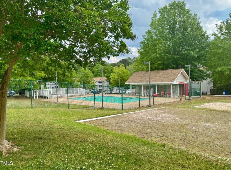 Building Photo - Room in Condo on Collegiate Cir