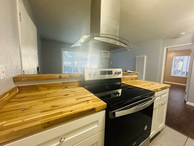 Building Photo - One Bedroom Condo In Fairway West Condominiums