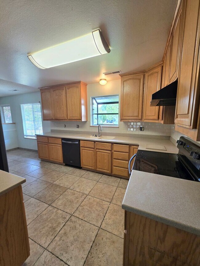 Building Photo - 4BR/3BA with PRIVATE IN-LAW SUITE / SECOND LIVING SET-UP