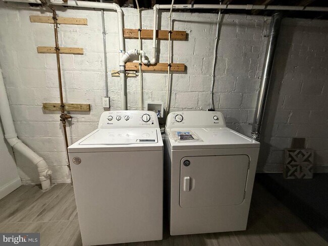 Building Photo - 3405 Carpenter St SE