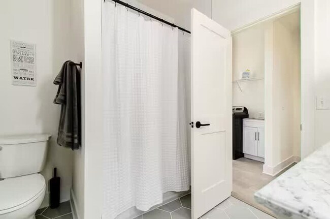 Building Photo - 1142 Hamlet St