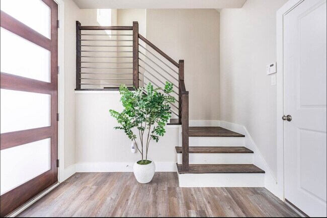 Primary Photo - 1740 Cove Cres Ct