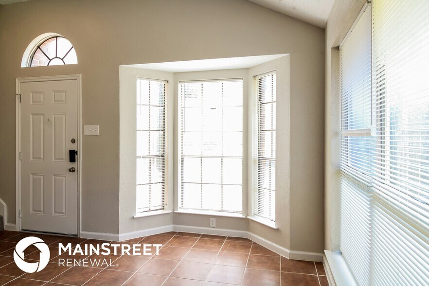 Building Photo - 12418 Meadow Briar Dr