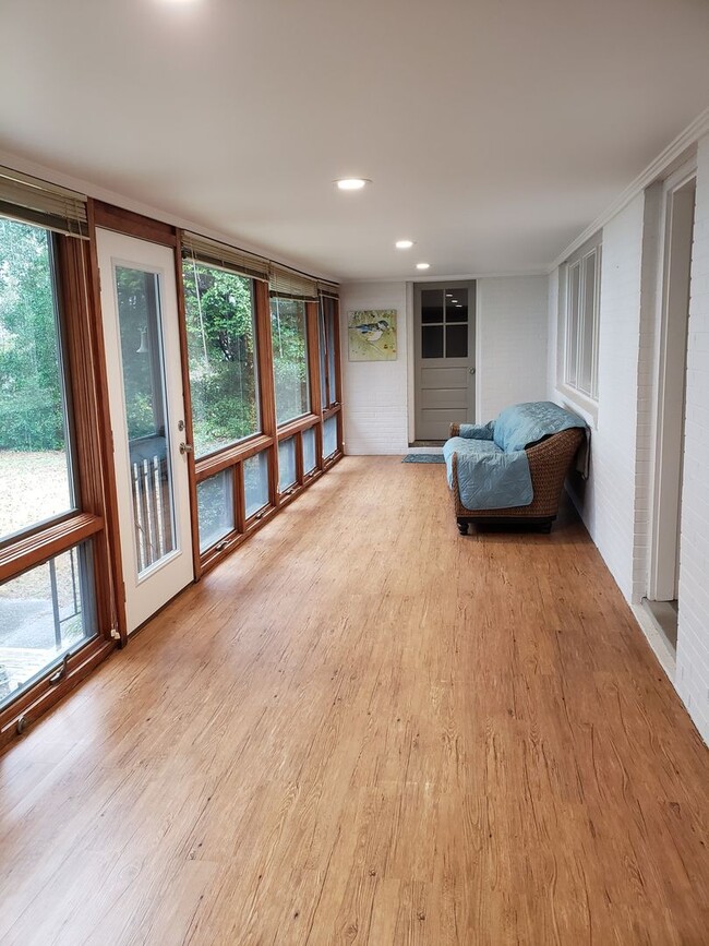 Building Photo - 3 Bedroom 2 Bath Home in Point Harbor Avai...