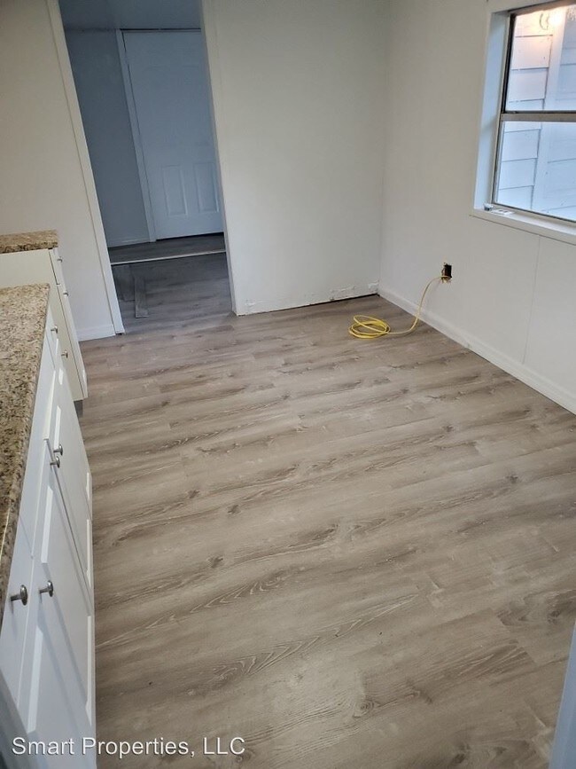 Building Photo - 2 br, 1 bath House - 829 W Robson St